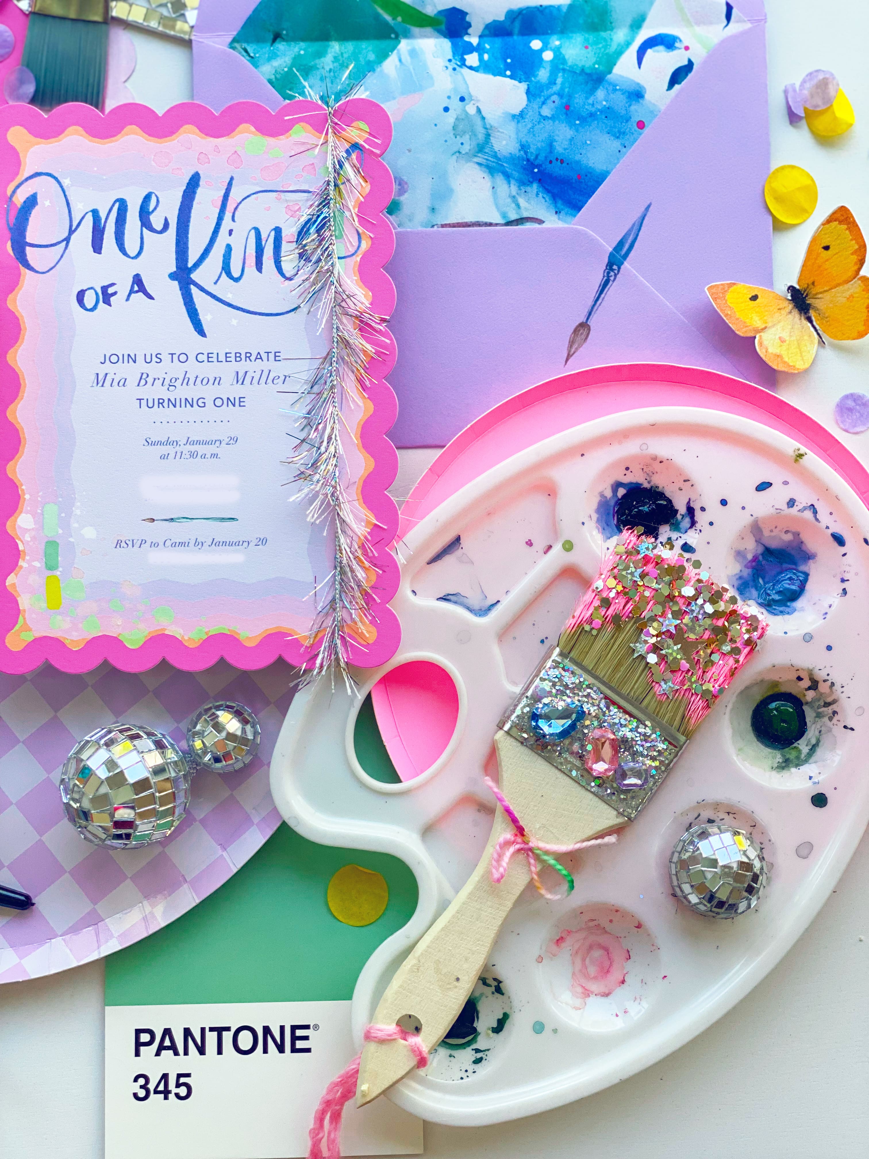 Invitación colorida acompañada de elementos para fiesta